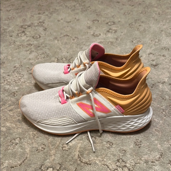 New Balance 9.5 White and Pink Athletic Shoes for Active Comfort - Picture 2 of 5